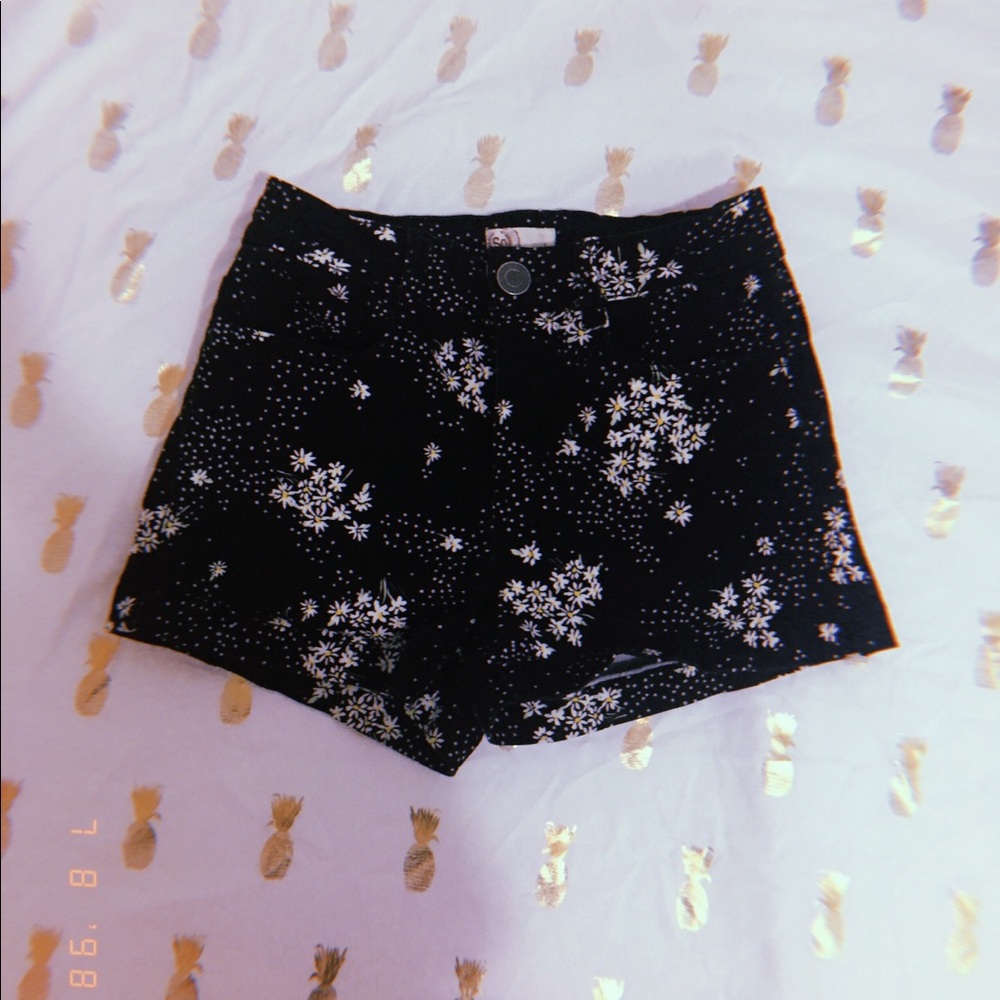 Floral high waisted shorts🌼